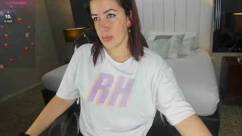 Snapshot of vanitysex chatting on 12.18.24 Karine online show from 12.18.24