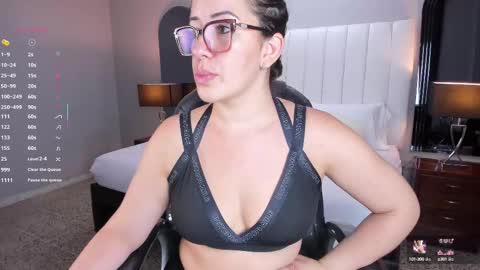 Snapshot of vanitysex chatting on 10.11.25 Karine online show from 10.11.25