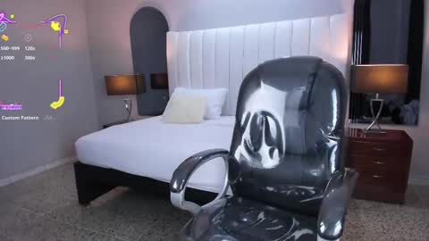 Snapshot of vanitysex chatting on 10.24.25 Karine online show from 10.24.25