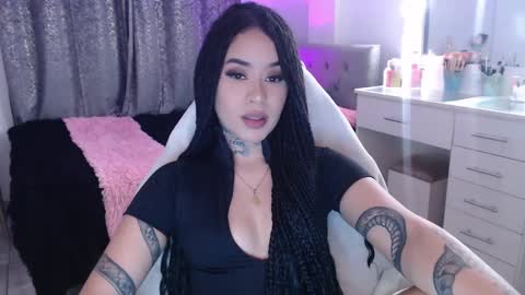 Snapshot of vayolett_bass chatting on 10.25.25 Vayolett Bass online show from 10.25.25