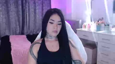 Snapshot of vayolett_bass chatting on 10.28.25 Vayolett Bass online show from 10.28.25