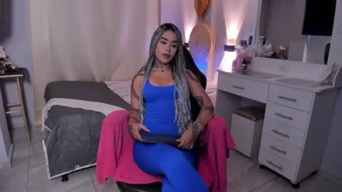 Snapshot of vayolett_bass chatting on 12.20.25 Vayolett Bass online show from 12.20.25