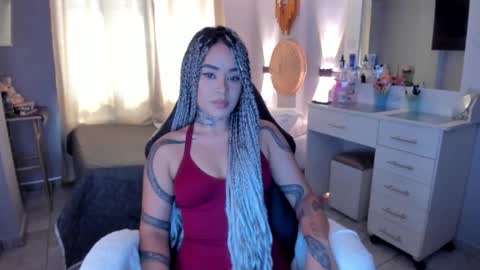 Snapshot of vayolett_bass chatting on 01.05.26 Vayolett Bass online show from 01.05.26