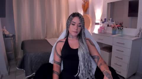 Snapshot of vayolett_bass chatting on 01.09.26 Vayolett Bass online show from 01.09.26