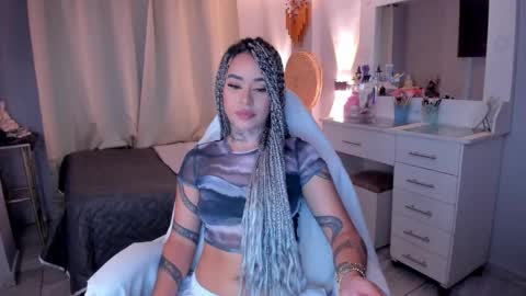 Snapshot of vayolett_bass chatting on 01.10.26 Vayolett Bass online show from 01.10.26