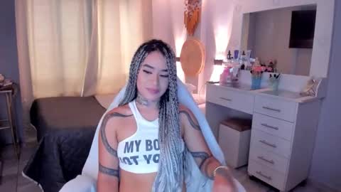 Snapshot of vayolett_bass chatting on 01.10.26 Vayolett Bass online show from 01.10.26