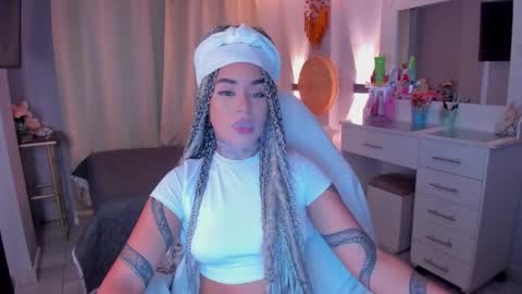 Snapshot of vayolett_bass chatting on 02.01.26 Vayolett Bass online show from 02.01.26