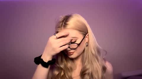 Snapshot of vedalipscomb chatting on 11.29.25 Monika online show from 11.29.25