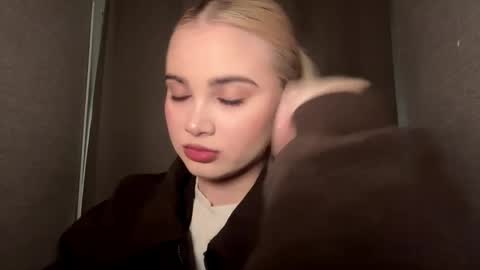 Snapshot of vedalipscomb chatting on 12.16.25 Monika online show from 12.16.25