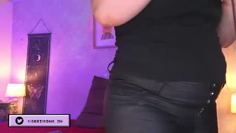 Snapshot of veesimons_dh chatting on 07.21.26 Vee Simons online show from 07.21.26