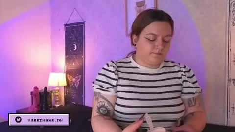 Snapshot of veesimons_dh chatting on 07.23.26 Vee Simons online show from 07.23.26