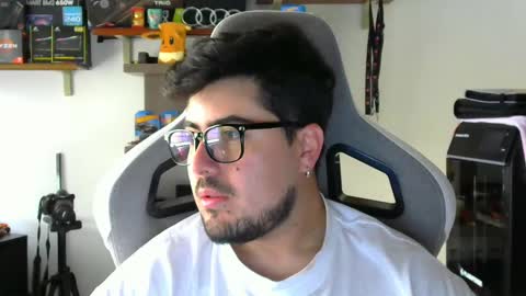 Snapshot of veils24 chatting on 09.08.25 Charles online show from 09.08.25