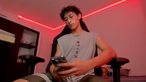 Snapshot of velvet_skyn chatting on 10.08.25 juansito online show from 10.08.25