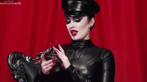 Snapshot of venenaschwarz chatting on 10.19.25 MISTRESS online show from 10.19.25