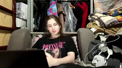 Mia online show from 04.17.26