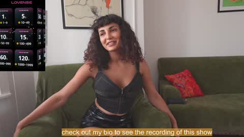 Snapshot of venus_in_jeans chatting on 09.18.25 Bella online show from 09.18.25