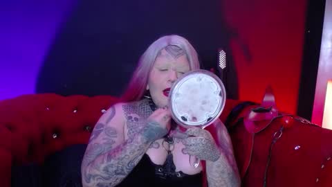 Snapshot of venus_rock chatting on 11.05.25 Venus Ink online show from 11.05.25