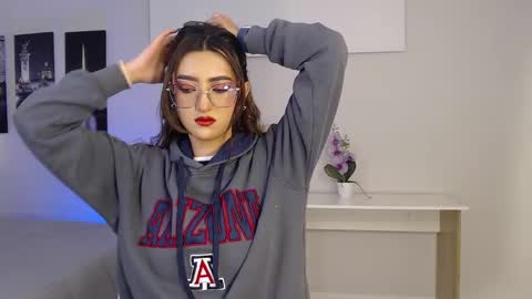 Mia online show from 09.17.25