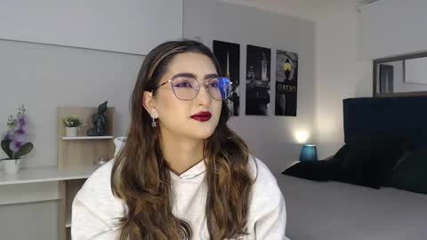 Mia online show from 09.18.25