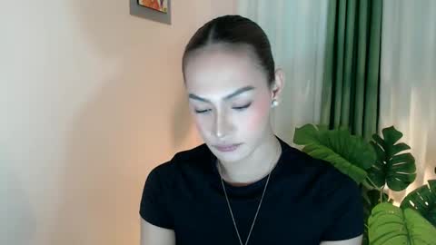 Snapshot of venus_sunrise07xx chatting on 12.20.25 Venus Sunrise Bombshell online show from 12.20.25