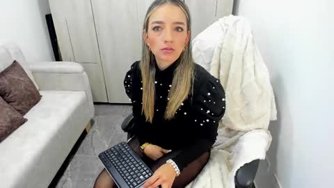 Snapshot of veromars_ chatting on 10.20.25 Catalina online show from 10.20.25