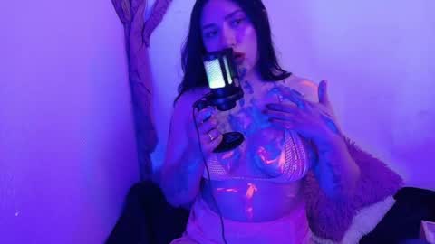 Snapshot of veronica_lewis_ chatting on 12.04.25 online show from 12.04.25