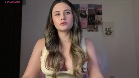 Snapshot of veronika__winslow_ chatting on 05.14.26 Vero online show from 05.14.26