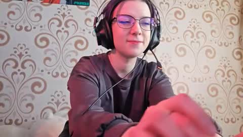 Snapshot of versieskains chatting on 03.24.26 versieskains online show from 03.24.26