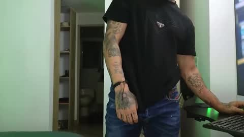 Snapshot of vicctorzc chatting on 02.10.25 Victor cardenas online show from 02.10.25