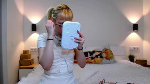 Snapshot of vickeyobst chatting on 04.09.26 EliQueen online show from 04.09.26