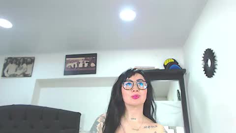 Snapshot of vicky_hotmilf chatting on 09.16.25 Vicky online show from 09.16.25