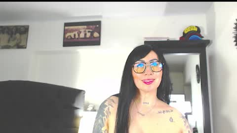 Snapshot of vicky_hotmilf chatting on 10.01.25 Vicky online show from 10.01.25