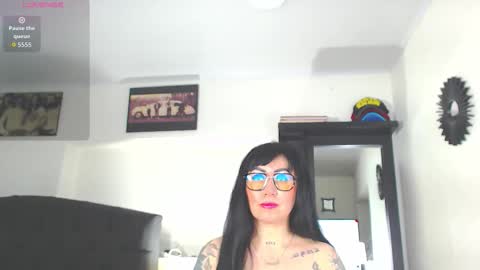 Snapshot of vicky_hotmilf chatting on 10.15.25 Vicky online show from 10.15.25