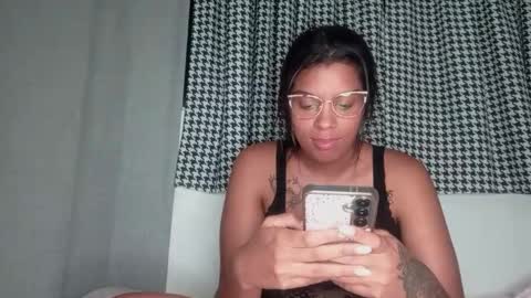 Snapshot of vickyhm22 chatting on 10.02.25 vickyhm22 online show from 10.02.25