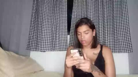 Snapshot of vickyhm22 chatting on 11.26.25 vickyhm22 online show from 11.26.25