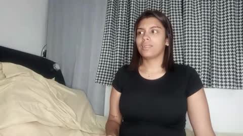 Snapshot of vickyhm22 chatting on 12.04.25 vickyhm22 online show from 12.04.25