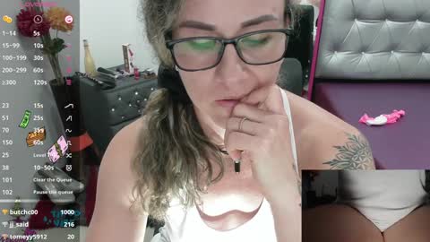 Snapshot of vickysexyx chatting on 12.30.24 Valentina online show from 12.30.24