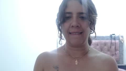 Snapshot of victoria25_meester chatting on 06.11.26 Hi guys Im victoria Be the one who can control me in PVT online show from 06.11.26