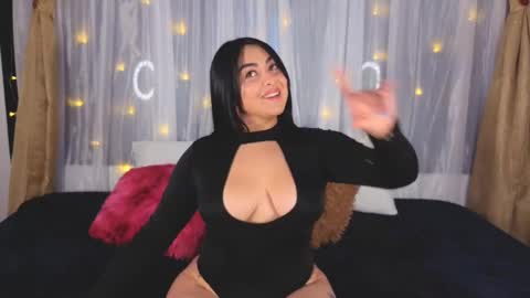 Snapshot of victoria_jonhss chatting on 11.20.25 Victoria online show from 11.20.25