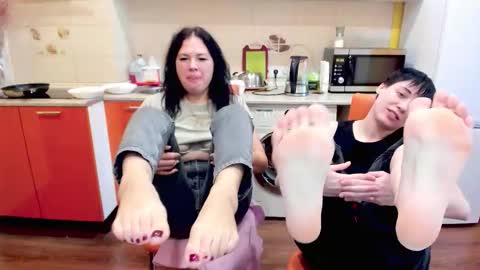 Snapshot of victoria_panther chatting on 12.20.25 Victoria online show from 12.20.25