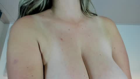 Snapshot of victoria_queen2 chatting on 02.04.25 victoria_queen2 online show from 02.04.25