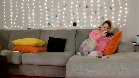Snapshot of victoriaandjesse chatting on 12.21.24 Victoria and Jesse online show from 12.21.24