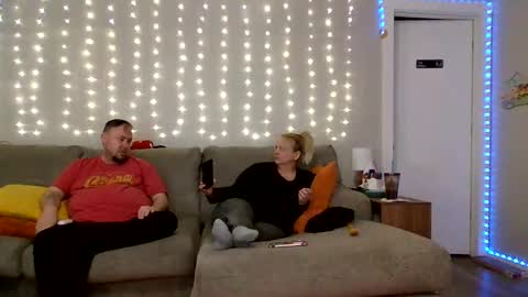 Snapshot of victoriaandjesse chatting on 03.10.25 Victoria and Jesse online show from 03.10.25