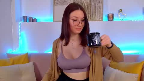 Snapshot of victoriaardern chatting on 03.04.25 Victoria online show from 03.04.25