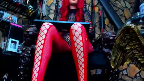 Snapshot of victoriaheller chatting on 09.10.25 Victoria Heller online show from 09.10.25