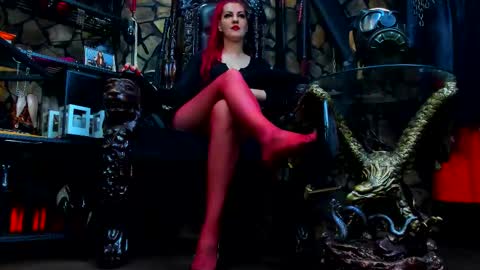 Snapshot of victoriaheller chatting on 09.30.25 Victoria Heller online show from 09.30.25