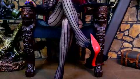 Snapshot of victoriaheller chatting on 11.06.25 Victoria Heller online show from 11.06.25