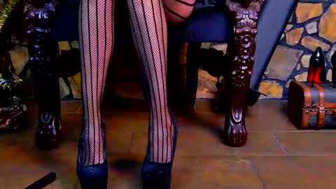 Snapshot of victoriaheller chatting on 11.18.25 Victoria Heller online show from 11.18.25