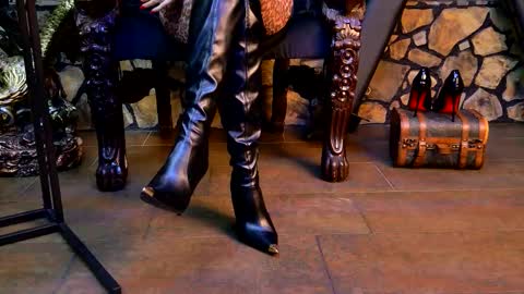 Snapshot of victoriaheller chatting on 11.24.25 Victoria Heller online show from 11.24.25