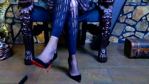 Snapshot of victoriaheller chatting on 11.30.25 Victoria Heller online show from 11.30.25